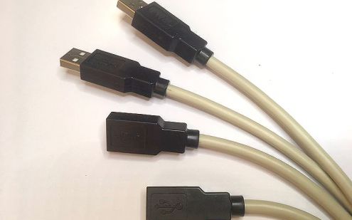 Cablaggi costampati con connettore USB maschio e femmina